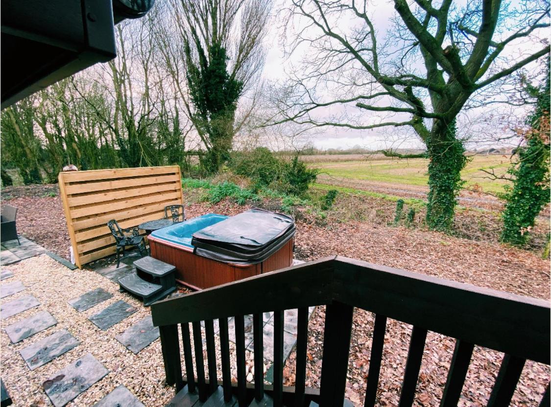 Squirrel Lodge At Owlet Hideaway - With Hot Tub, Near Йорк Экстерьер фото